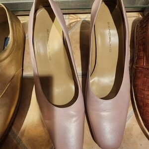 Bandolino Blush Leather Mid-Heel Pumps